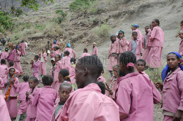 Zala Zembaba  Aethiopien  Kinder und Frauen gehen in Ihr Dorf