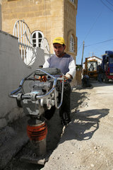Girne  Tuerkische Republik Nordzypern  Bauabeiten fuer eine Kanalisation