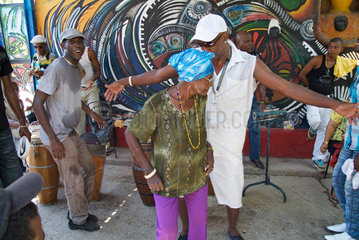 Havanna  Kuba  eine Band spielt Rumba in der Callejon de Hamel