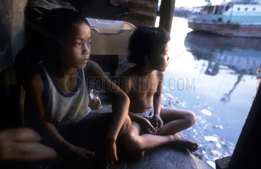 Reportage Floating Kids - Die Muellfischerkinder von Manila