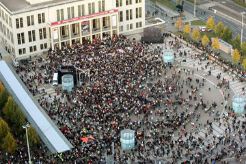 Leipzig  Deutschland  Menschenmenge auf dem Augustplatz zum Lichtfest 2009