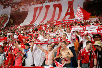Madrid  Fans des Sevilla FC vor dem Santiago Bernabeu-Stadion