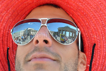 Berlin  Deutschland  Tourist mit Sonnenbrille