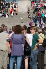 Berlin  Deutschland  Touristen warten vor dem Reichstag auf Einlass