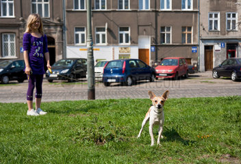 Danzig  Polen  Maedchen mit ihrem Hund