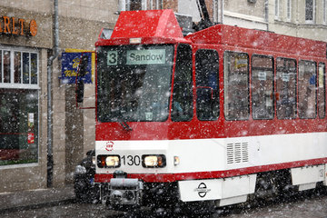 Cottbus  Deutschland  Strassenbahn im Schneetreiben am Altmarkt in Cottbus