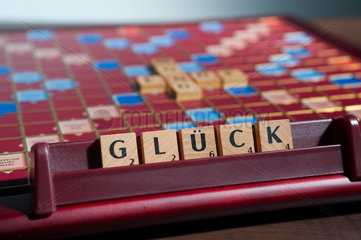 Hamburg  Deutschland  Scrabble-Buchstaben bilden das Wort GLUECK