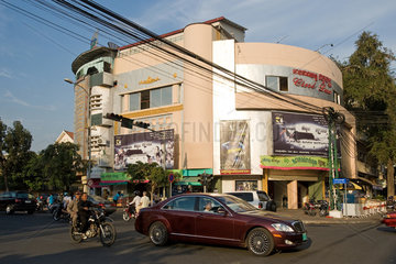 Phnom Penh  Kambodscha  Mercedes S-Klasse vor dem Cine-Lux-Kino