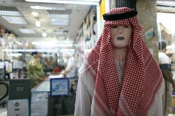Dubai  Vereinigte Arabische Emirate  arabisch gekleidete Schaufensterpuppe
