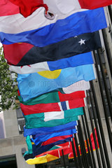New York  USA  Nationalfahnen verschiedener Laender vor dem Rockefeller Center