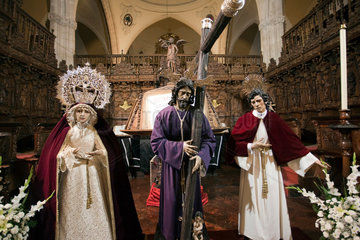 Ronda  Spanien  Figuren von Maria  Jesus und Johannes in der Santa Maria la Mayor