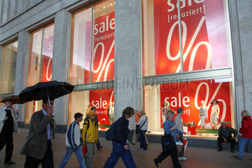 Berlin  Deutschland  ein Kaufhaus lockt mit Prozenten