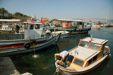 Heybeliada  Istanbul  Tuerkei  Fischerboote im Yacht- und Fischerhafen von Heybeliada