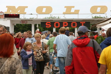 Zoppot  Polen  Touristen am Eingang zur Zoppoter Mole