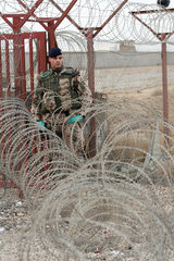 Mazar-e Sharif  Afghanistan  ISAF-Soldat vor dem Eingangsbereich des Camps Marmal