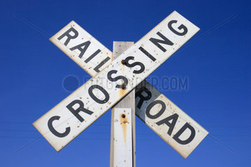 Ventura  USA  Verkehrszeichen an einem Bahnuebergang