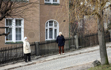 Schreiberhau  Polen  zwei Nachbarinnen bei einem Schwaetzchen