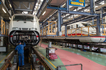 Berlin  Deutschland  Mitarbeiter der Deutschen Bahn kontrolliert einen ICE-Zug