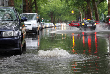 Berlin  Deutschland  ueberschwemmte Strasse nach einem Unwetter