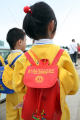 Hong Kong  China  Kind mit Rucksack