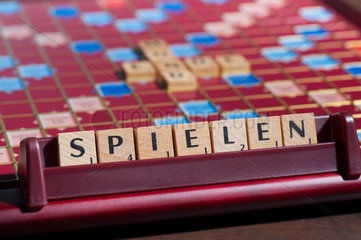 Hamburg  Deutschland  Scrabble-Buchstaben bilden das Wort SPIELEN