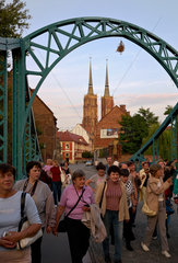 Breslau  Polen  die Tumskibruecke mit Blick auf den St. Johannes Dom auf der Dominsel