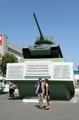 Gomel  Weissrussland  Hochzeitsgesellschaft vor dem Panzerdenkmal