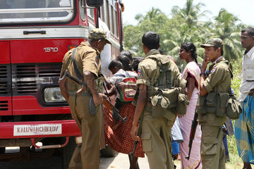 Batticaloa  Sri Lanka  Menschen im Sportstadion steigen in Busse