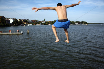 Berlin  Deutschland  ein Junge springt von einem Sprungbrett in den Mueggelsee