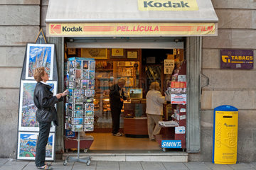 Barcelona  Spanien  Touristin sucht nach Ansichtskarten in einem Tabakladen