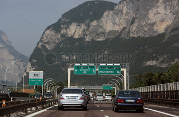 Mezzocorona  Italien  Autos auf der Brennerautobahn A22