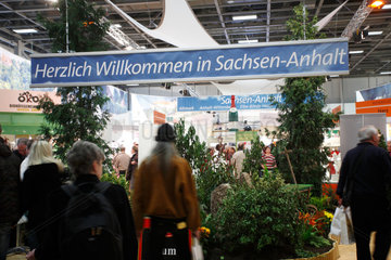 Berlin  Deutschland  Besucher in der Halle Sachsen-Anhalt auf der Gruenen Woche
