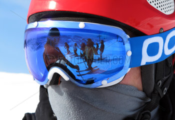 Krippenbrunn  Oesterreich  Skilaeufer spiegeln sich in einer Skibrille