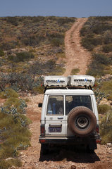 Exmouth  Australien  ein Gelaendewagen im Cape Range Nationalpark
