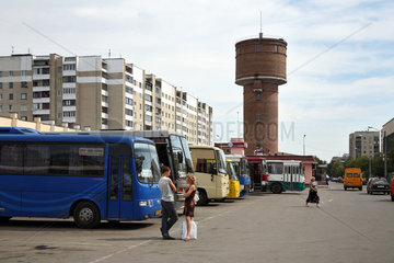 Brest  Weissrussland  Busbahnhof von Brest  im Hintergrund ein Wasserturm