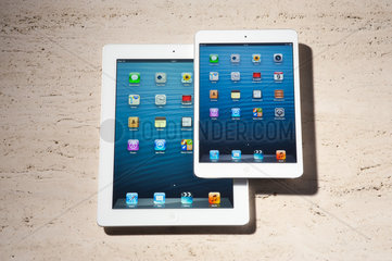 Hamburg  Deutschland  Apple iPad und iPad mini im Groessenvergleich