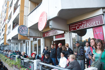 Berlin  Deutschland  Besucher vor dem Cafe Kotti auf dem Myfest in Kreuzberg
