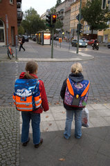Berlin  Kinder auf dem Schulweg