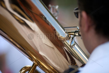 Sevilla  Spanien  ein Tubaspieler Maestro Tejera Brass Band waehrend eines Konzertes