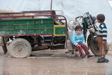 Azaz  Syrien  Kinder im Fluechtlingslager Azaz Camp an der tuerkischen Grenze