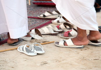 Dubai  Vereinigte Arabische Emirate  Symbolfoto  Schuhe ausziehen vor dem Beten