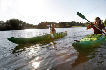 Ploen  Deutschland  eine junge Frau macht eine Kanutour mit ihrem Sohn auf dem Grossen Ploener See