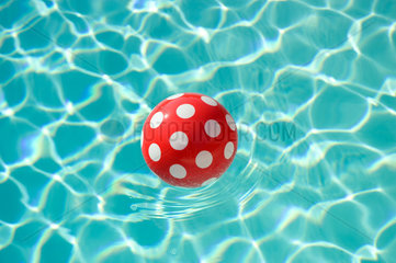 Vacqueyras  Frankreich  ein rot-weiss gepunkteter Ball in einem Swimmingpool