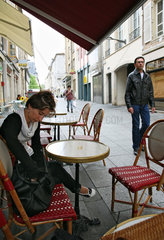 Nancy  Frankreich  eine junge Frau sitzt in einem Strassencafe