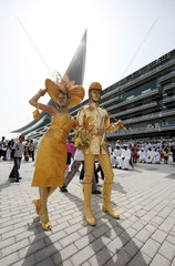 Dubai  Vereinigte Arabische Emirate  Frau und Mann in Gold gekleidet