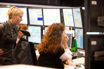 Frankfurt am Main  Deutschland  Aktienhaendlerinnen vor ihren Computermonitoren