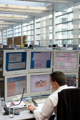 Frankfurt am Main  Deutschland  Wertpapierhaendler vor seinen Monitoren