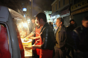 Istanbul  Tuerkei  Strassenverkauf von Kebabsandwiches in Kumkapi
