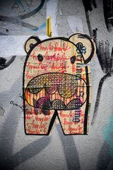 Berlin  Deutschland  ein plakatiertes Nilpferd aus Zeitung an einer Hauswand