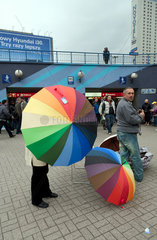 Warschau  Polen  Verkauf von Regenschirmen im Stadtzentrum
